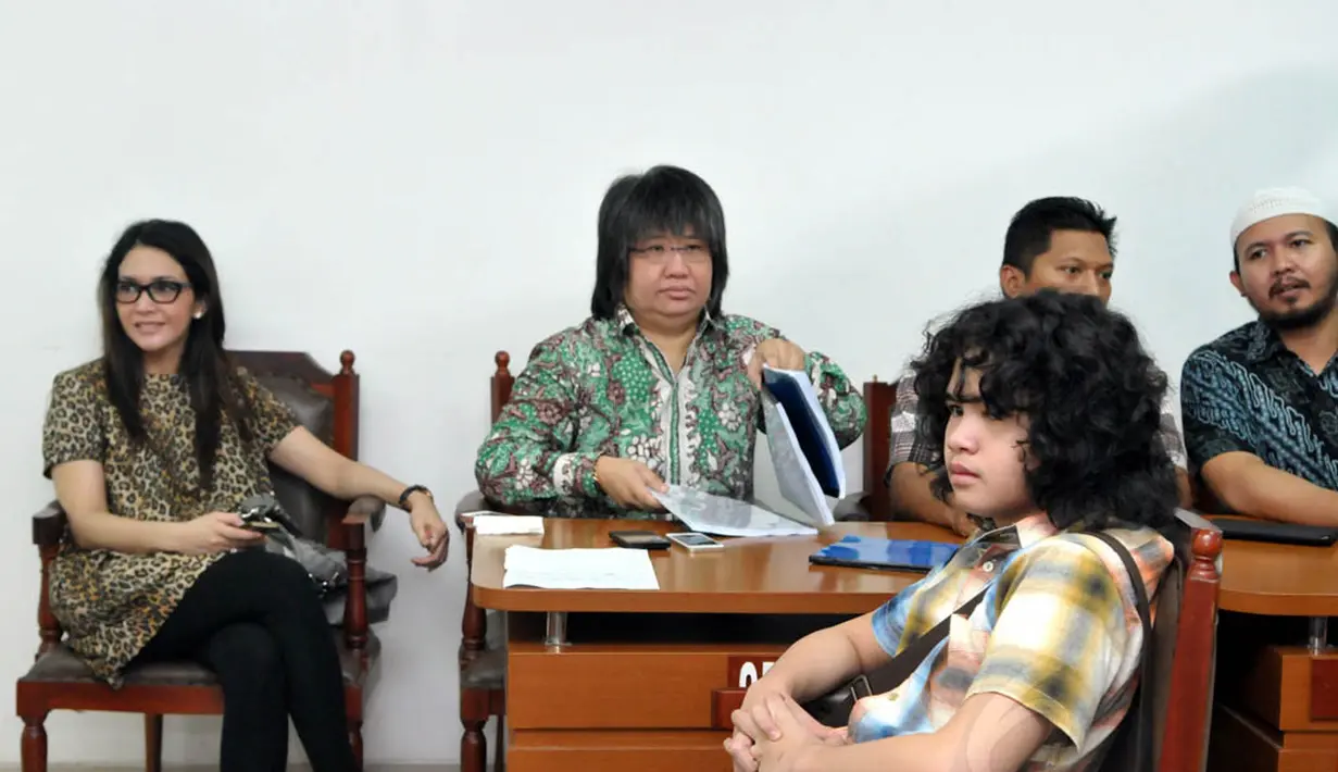 Putra bungsu Ahmad Dhani dan Maia Estianty itu telah menyiapkan pembelaan yang ditulisnya sendiri untuk dibacakan pada sidang yang digelar. Rabu (2/7/14) (Liputan6.com/Panji Diksana)