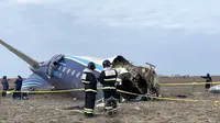 Kondisi pesawat Azerbaijan Airlines yang jatuh di Aktau, Kazakhstan, pada Rabu, 25 November 2025. (dok. Handout / Kazakhstan's emergency situations ministry / AFP)