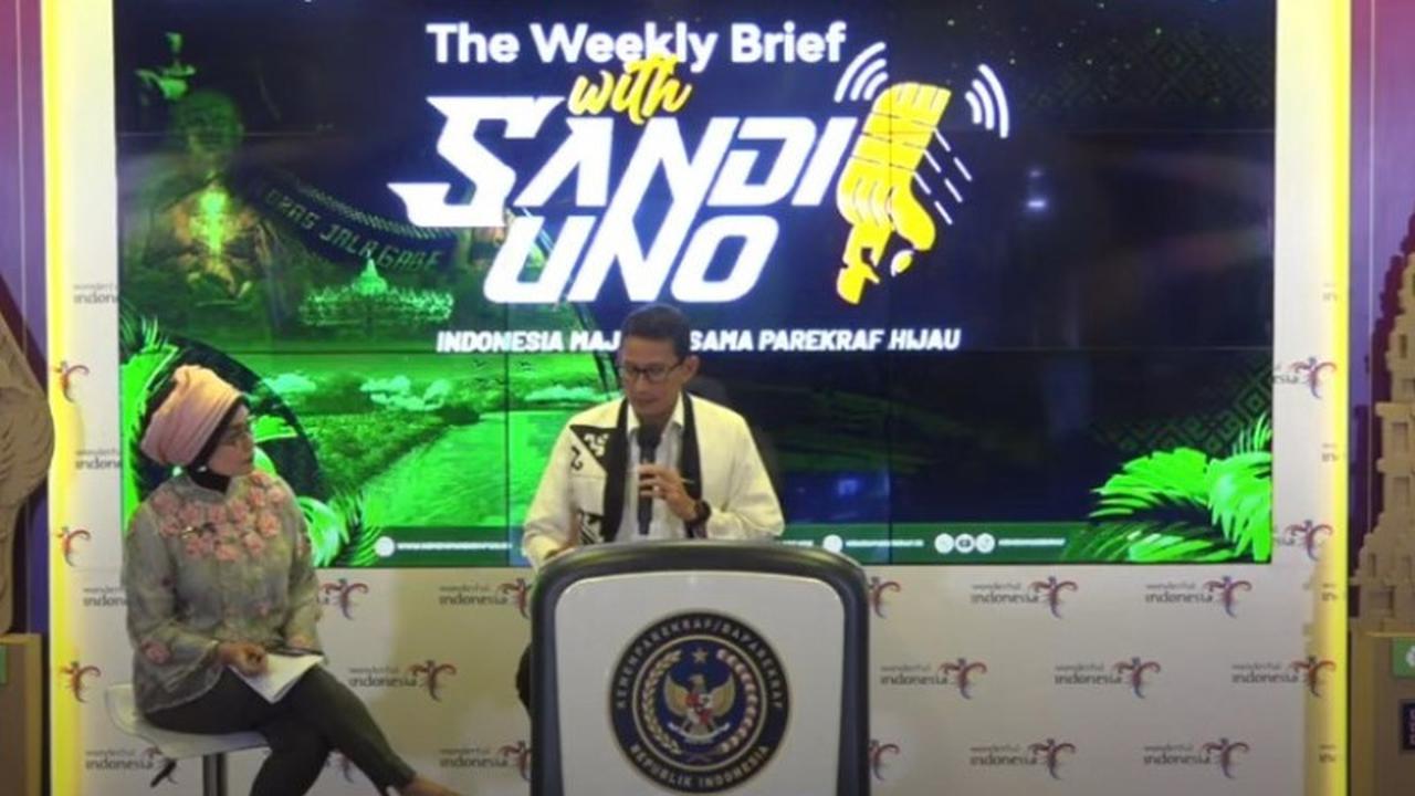 Adyatama Kepariwisataan dan Ekonomi Kreatif Ahli Utama Kemenparekraf Nia Niscaya dan Menparekraf Sandiaga Uno dalam Weekly Press Briefing, Senin, 19 Agustus i 2024.