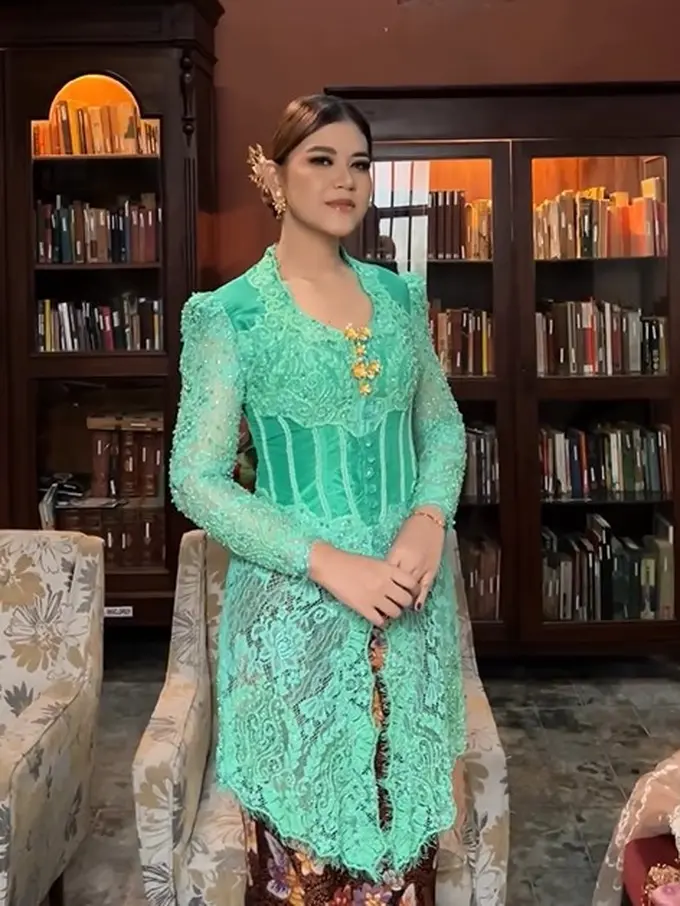 Kahiyang Ayu berkebaya warna tosca (Instagram/ayangkahiiyang)