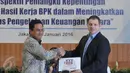 Uptime Institute & Managing Director, South Asia, Jhon Duffin memberikan Sertifikat International Design Data Center BPK kepada Anggota BPK RI Agung Firma Sampurna saat  Sarasehan Refleksi 69 Tahun BPK di Jakarta, Selasa (19/1). (Liputan6.com/Johan Tallo)