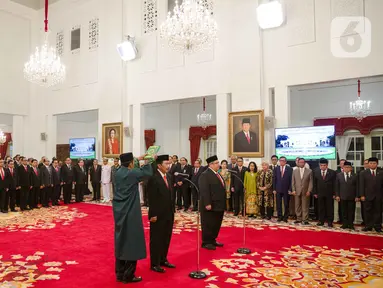 Kepala Badan Pembinaan Ideologi Pancasila (BPIP) Yudian Wahyudi (kedua kiri) dan Kepala Badan Pengawasan Keuangan dan Pembangunan (BPKP) Muhammad Yusuf Ateh (kanan) membacakan sumpah saat dilantik di Istana Negara, Jakarta, Rabu (5/2/2020). (Liputan6.com/Faizal Fanani)