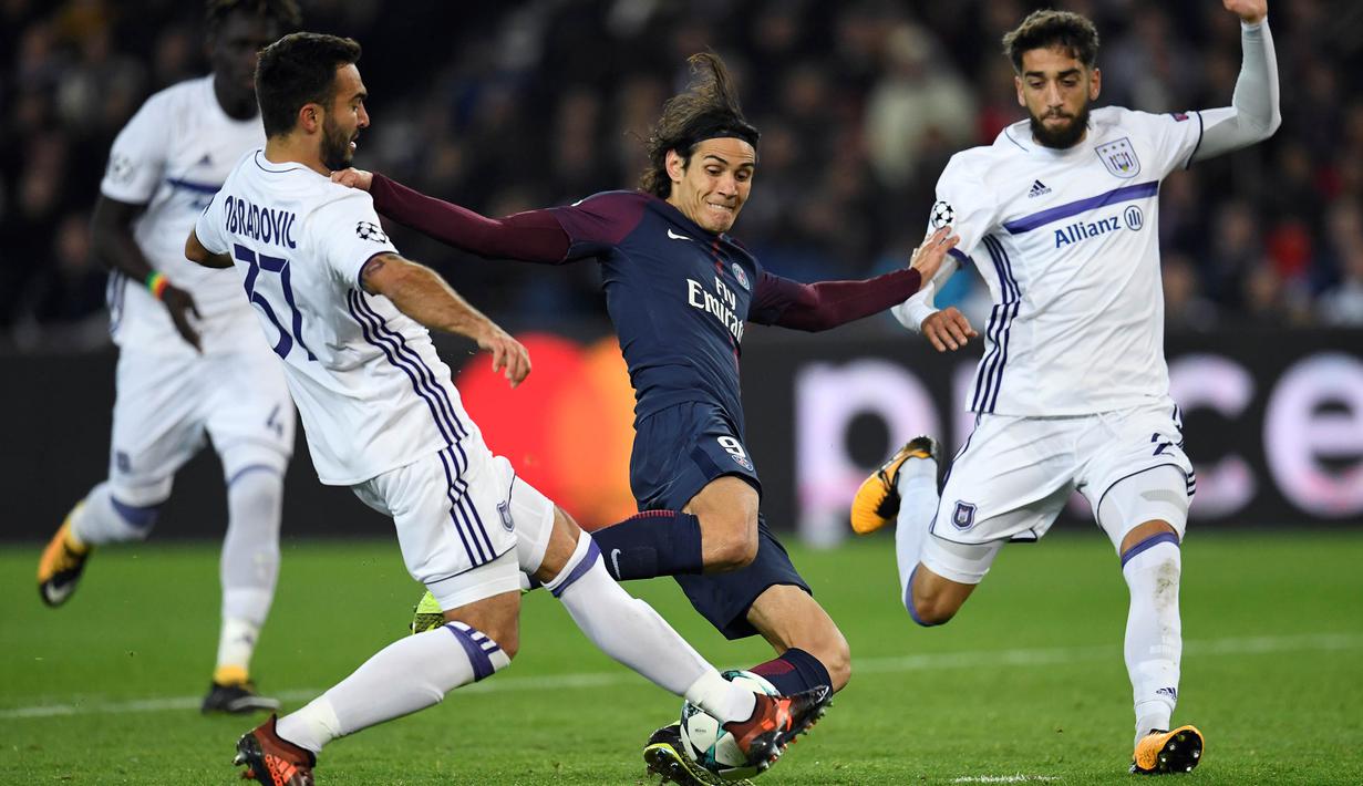 Striker PSG, Edinson Cavani, berusaha melewati hadangan pemain Anderlecht pada laga Liga Champions di Stadion Parc des Princes, Paris, Selasa (31/10/2017). PSG menang 5-0 atas Anderlecht. (AFP/Christophe Simon)