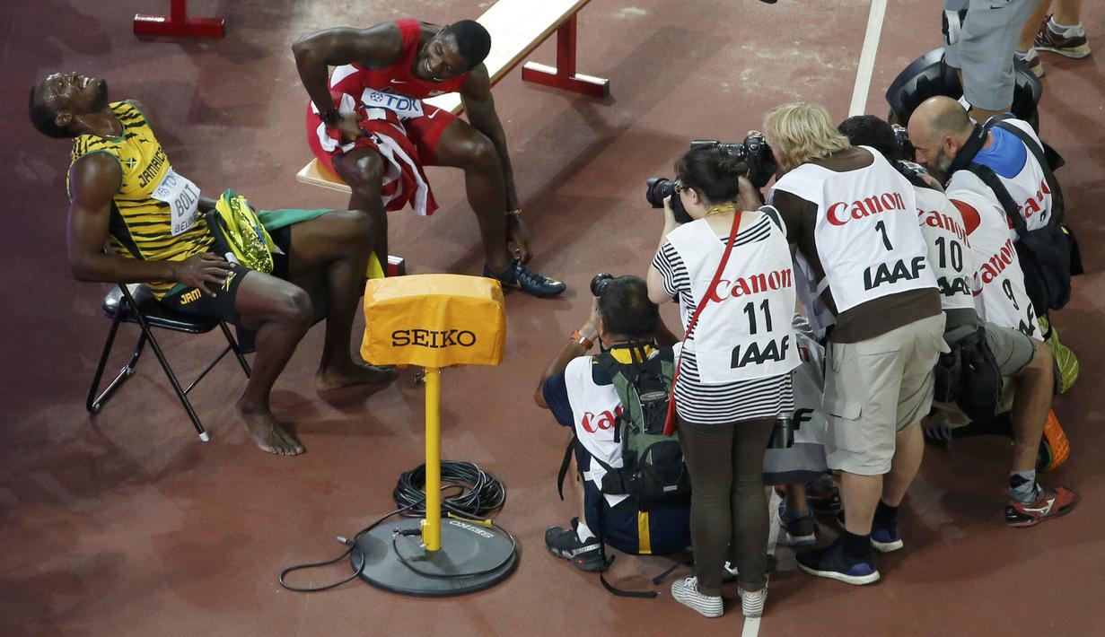 Pelari Jamaika, Usain Bolt (kiri) bercanda dengan Justin Gatlin seusai final lari 200m putra Kejuaraan Dunia Atletik 2015 di Stadion Nasional, Beijing, Tiongkok. (27/8/2015). (Reuters/Kim Kyung-Hoon)