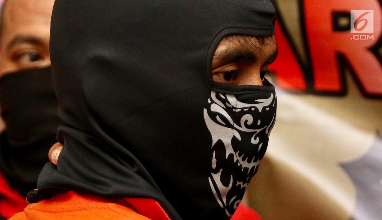 Tersangka kasus pembunuhan pensiunan TNI AL Hunaedi saat ditunjukkan di Jakarta, Kamis (12/4). (Liputan6.com/Immanuel Antonius)