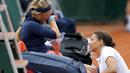 Victoria Azarenka menangis ketika ditangani tim medis saat bertanding pada babak pertama Prancis Terbuka 2016 di Roland Garros, Paris, (24/5/2016). (Reuters/Pascal Rossignol)