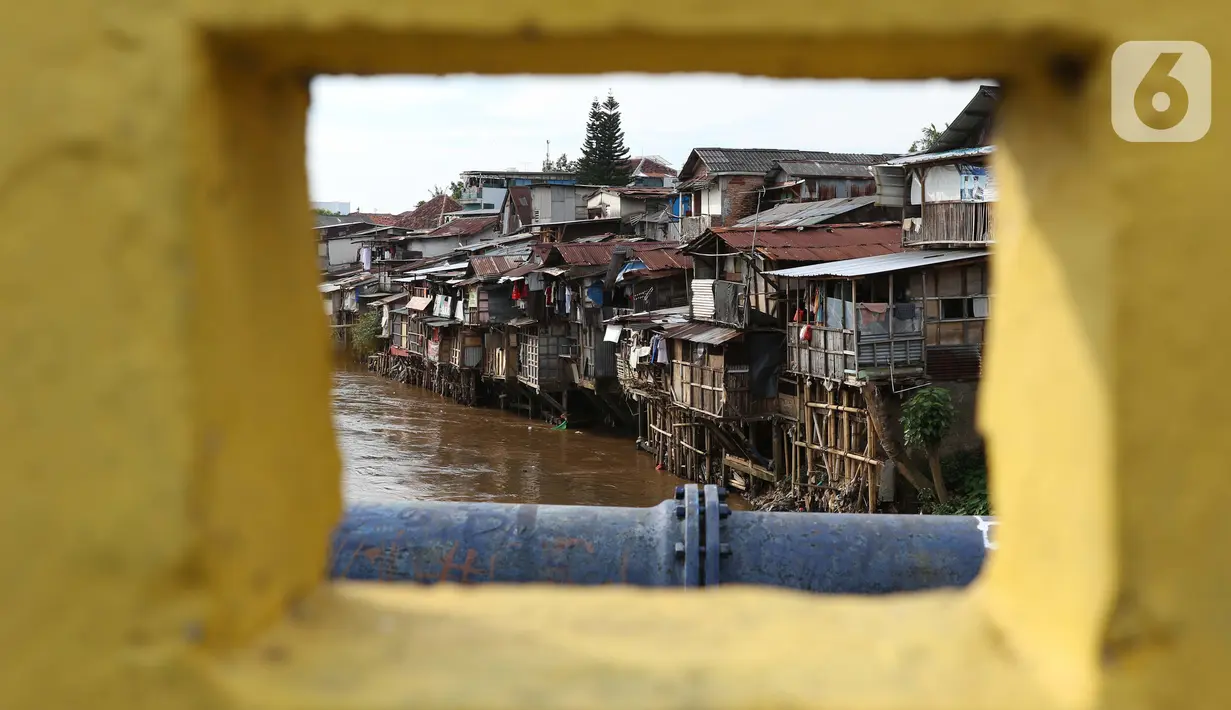 Suasana pemukiman padat penduduk di kawasan bantaran kali Ciliwung, Jakarta, Kamis (16/4/2020).  Menko Bidang Perekonomian Airlangga Hartarto mengungkap proyeksi pemerintah terhadap angka kemiskinan naik dari 9,15 persen menjadi 9,59 persen akibat pandemi COVID-19. (Liputan6.com/Helmi Fithriansyah)
