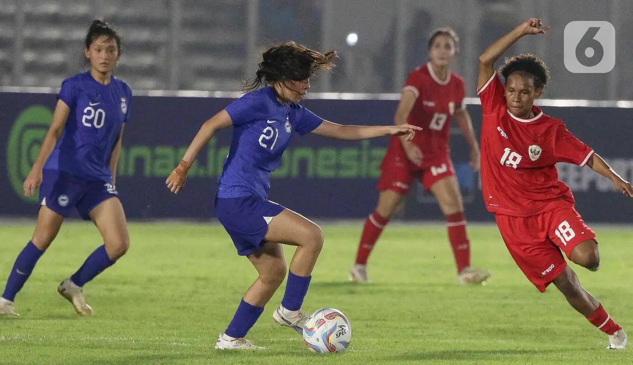 Delapan menit berselang, Singapura berhasil menyamakan kedudukan berkat gol Dorcas Chu di menit ke-19. (Liputan6/Herman Zakharia)
