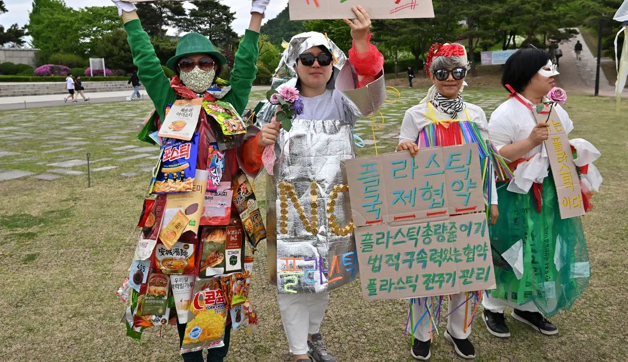 Aktivis lingkungan yang mengenakan pakaian berbahan sampah plastik tampil dalam acara kampanye memperingati Hari Bumi internasional di Seoul, Korea Selatan, Senin (22/4/2024). (Jung Yeon-je / AFP)