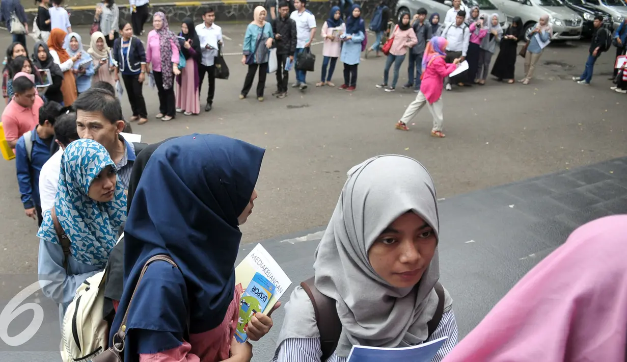 Sejumlah mahasiswa berbaris memasuki ruangan untuk mengikuti kuliah umum bertajuk 'Kenali Anggaran Negeri' di Graha Sanusi Hardjadinata, Universitas Padjadjaran, Dipatiukur, Kota Bandung, Selasa (29/11). (Liputan6.com/Yoppy Renato)