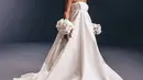 Gaun putih yang dikenakan Caline Dion memancarkan aura diva di usianya yang sudah kepala 5. @celinedion