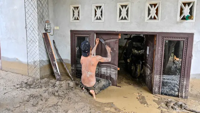 Di Aceh, Permukiman Warga Nyaris Tertutup Material Sisa Banjir