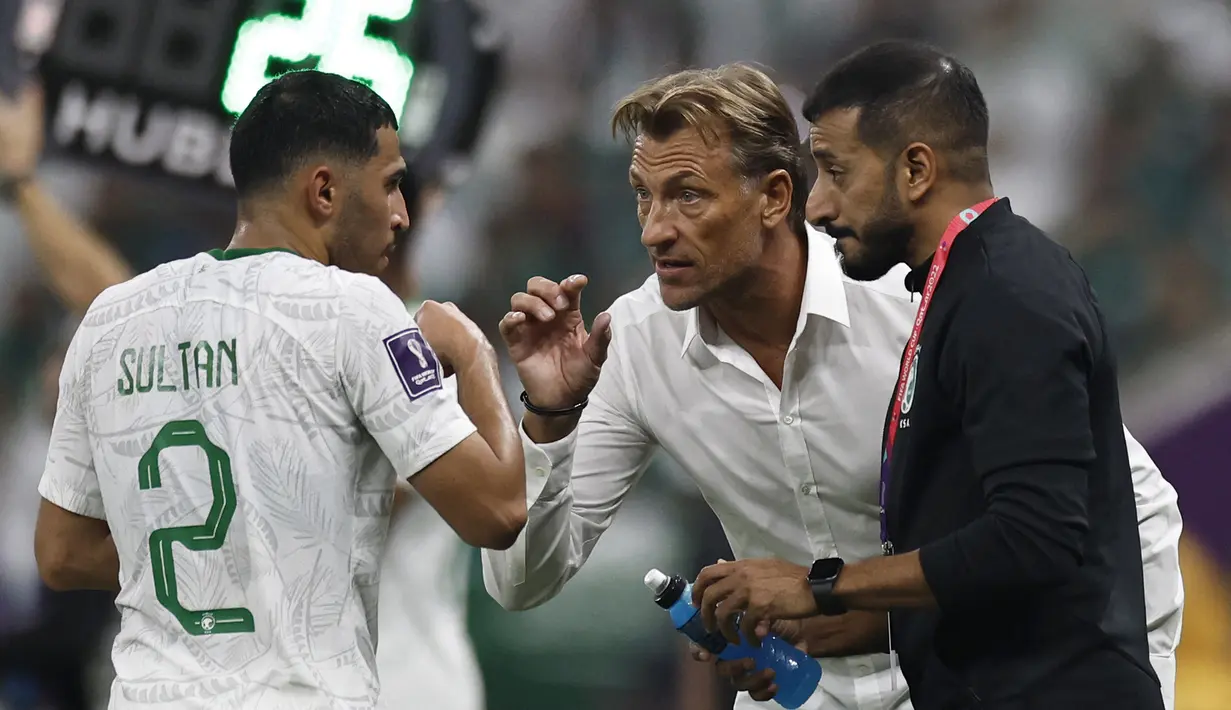 Didampingi penerjemah, Herve Renard mencoba menginstruksikan para pemainnya untuk tampil lebih tenang untuk dapat mengejar defisit dua gol. (AFP/Khaled Desouki)