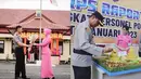 Sejak menikah, Uut memang memilih rehat sejenak dari dunia hiburan. Hanya sesekali ibu dua anak itu kembali menghiasi layar kaca di acara tertentu. Pernikahannya yang harmonis selalu menuai pujian. Sementara itu, Yeni Inka yang baru saja memulai lembaran baru dipuji karena penampilannya yang menawan saat kali pertama mamakai seragam Bhayangkari. (Liputan6.com/IG/@khrisnashakti/@uutpermatasari)
