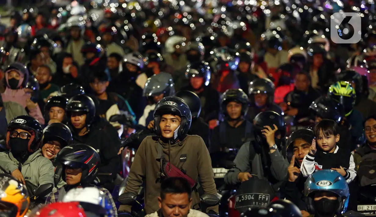 Antrean pemudik kendaraan roda dua di Pelabuhan Ciwandan sempat mengular panjang hingga hampir satu kilometer. (Liputan6.com/Angga Yuniar)