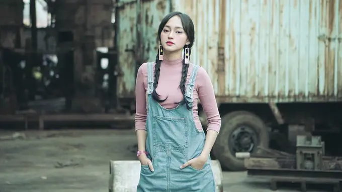 FOTO: Gaya Kasual Indah Kusuma, Dokter Muda yang Juga Penyanyi