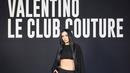 Charli XCX tampil serba hitam dengan crop top, long outer, dan celananya. Outfit tersebut merupakan koleksi  Spring Summer 2023 Unboxing. Credit: Valentino/SGP Italia