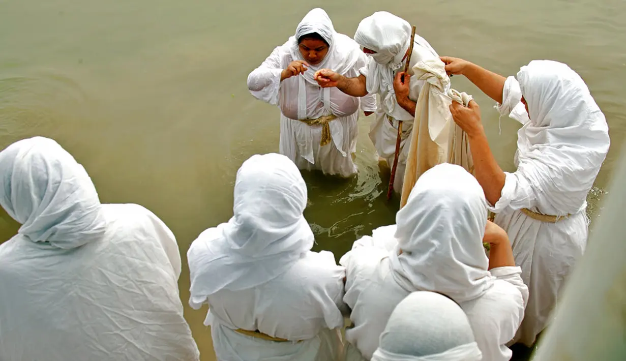 Pengikut agama Sabean Mandaean melakukan ritual di Sungai Tigris saat perayaan Banja atau Pesta Kreasi, Baghdad, Irak, Senin (15/3/2021). Sabean Mandaean merupakan sekte pra-Kristen yang mengikuti ajaran Yohanes Pembaptis dari Alkitab. (AP Photo/Hadi Mizban)