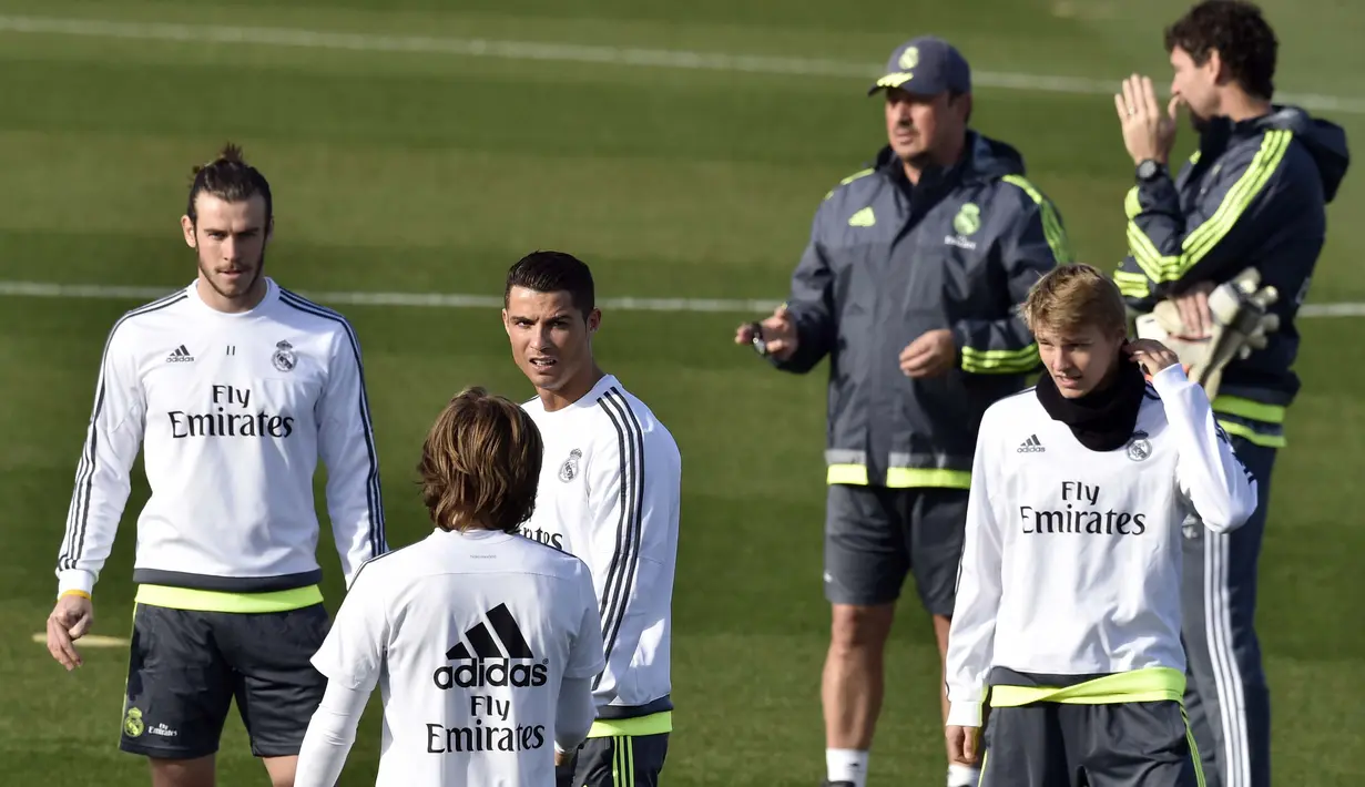 (dari kiri) Pemain Real Madrid, Gareth Bale,Cristiano Ronaldo, Pelatih Rafael Benitez  saat berlatih persiapan melawan Getafe pada lanjutan Liga BBVA Spanyol di Valdebebas Training Ground, Madrid, Jumat (4/12/2015).  (AFP Photo/Gerard Julien)