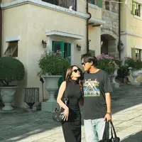 Berkunjung ke blossom bloom, keduanya tampil dengan busana hitam yang serasi. Rizky Febian tampil lebih kasual dengan kaus bermotif dan celana jeans. [@rizkyfbian]