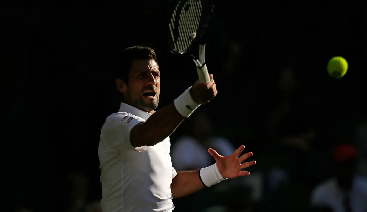 Petenis Serbia, Novak Djokovic mengembalikan bola ke petenis AS, Denis Kudla pada babak kedua Wimbledon di All England Lawn Tennis Club, London, Kamis (4/7/2019) dini hari. Djokovic melangkah ke babak ketiga setelah menang dengan skor 6-3 6-2 6-2. (AP Photo/Tim Ireland)