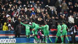 Petaka PSG datang pada menit ke-16 usai Danilo Pereira melakukan blunder. Bola direbut oleh Denis Bouanga lalu dengan cepat pemain sayap tersebut menggiring bola dan melepaskan sepakan kaki kirinya ke gawang yang dijaga Donnaruma. (AFP/Franck Fife)