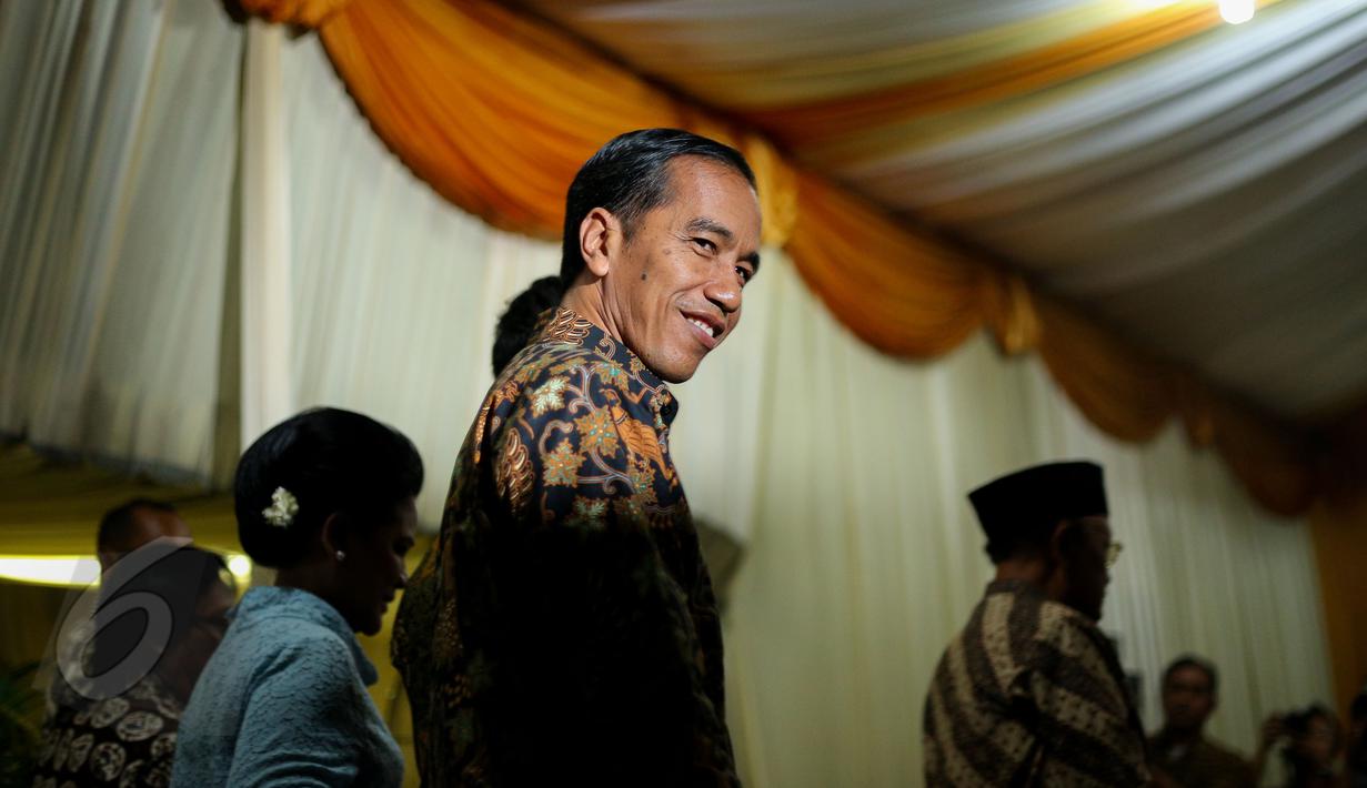 Presiden Joko Widodo memperlihatkan senyumnya saat tiba di kediaman calon mempelai wanita, Selvi Ananda, Jawa Tengah, Selasa (9/6/2015). Jokowi bersama keluarga akan melakukan lamaran kepada keluarga Selvi Ananda. (Liputan6.com/Faizal Fanani)