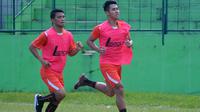 Ryuji Utomo (kanan) berlatih bersama Persija Jakarta di Stadion Kanjuruhan menjelang laga melawan Arema FC. (Bola.com/Iwan Setiawan)