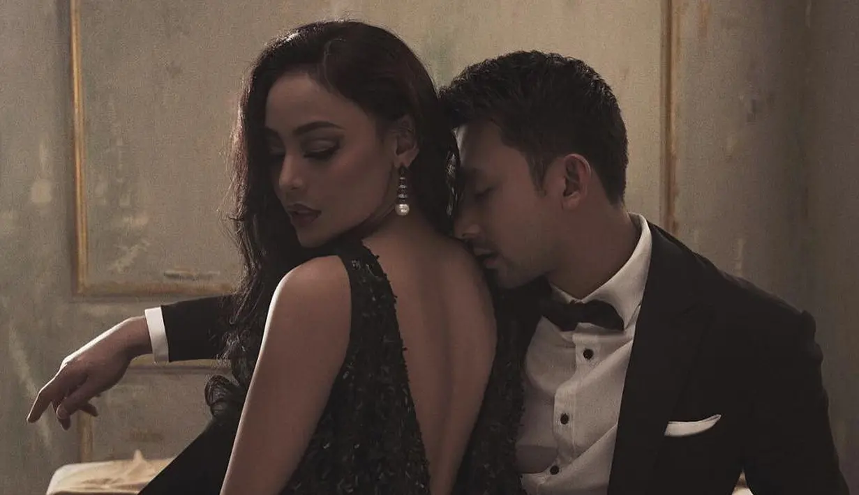 Whulandary dan Nik terlihat begitu serasi dengan mengenakan jas dan gaun berwarna hitam. (Foto: instagram.com/whulandary)