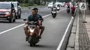 Pengendara sepeda motor melintas di Jalan Thamrin, Jakarta, Selasa (17/5/2022). Presiden Joko Widodo atau Jokowi mengumumkan kebijakan pelonggaran penggunaan masker karena situasi pandemi COVID-19 di Indonesia sudah menunjukkan perbaikan. (Liputan6.com/Faizal Fanani)