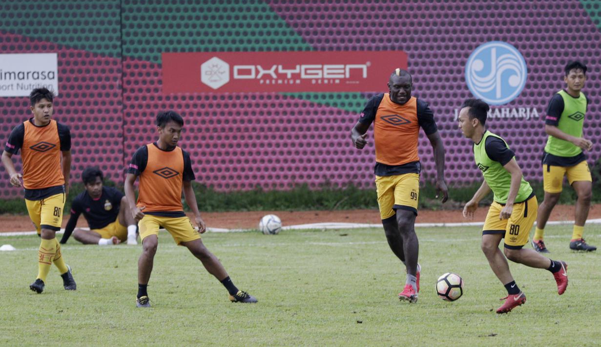 Pemain Bhayangkara FC, Rahmat Hidayat, menggiring bola saat latihan jelang laga Piala Indonesia 2019 di Stadion PTIK, Jakarta, Kamis (31/1). Bhayangkara FC akan berhadapan dengan PSBL Langsa. (Bola.com/M Iqbal Ichsan)