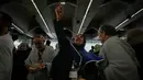 Umat Muslim melakukan lempar jumrah sebagai rangkaian ibadah haji di Mina, Arab Saudi, Rabu 27 Mei 2026. (AP Photo/Altaf Qadri)