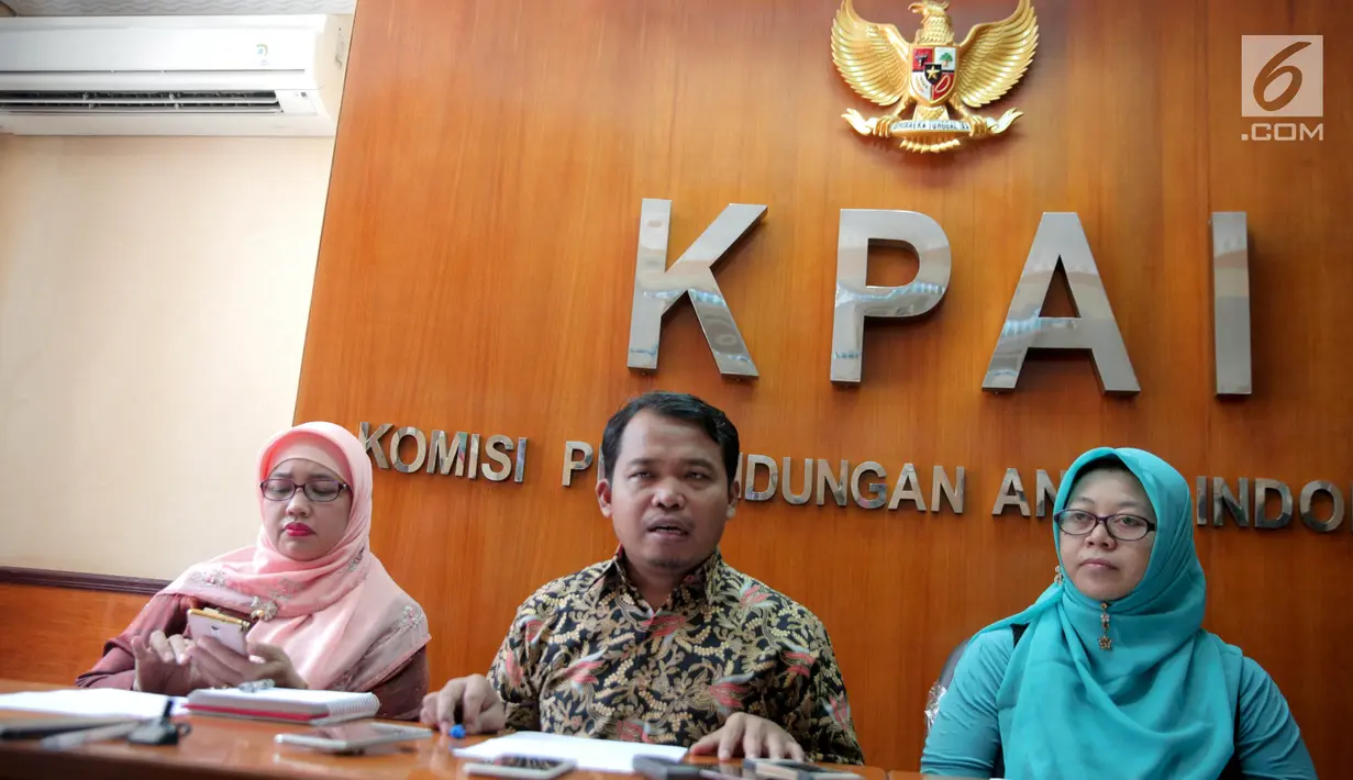 Ketua KPAI Susanto dan Komisioner KPAI Margaret Aliyatul Maimunah memberikan keterangan pers di Gedung KPAI, Jakarta, Jumat (22/9). (Liputan6.com/Faizal Fanani)