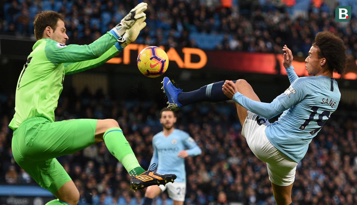 Kiper Bournemouth, Asmir Begovic, berebut bola dengan gelandang Manchester City, Leroy Sane, pada laga Premier League di Stadion Etihad, Manchester, Sabtu (1/12). City menang 3-1 atas Bournemouth. (AFP/Oli Scarff)