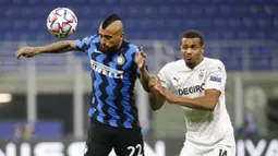 Gelandang Inter Milan, Arturo Vidal, duel udara pemain Borussia Moenchangladbach, Alassane Plea, pada laga Liga Champions di Stadion Giuseppe Meazza, Kamis (22/10/2020). Kedua tim bermain imbang 2-2. (AP/Luca Bruno)