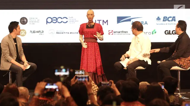 Penampilan Sophia, Robot Tercerdas di Dunia Saat Berkebaya