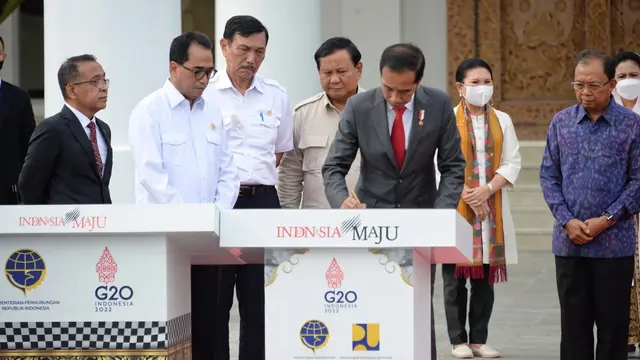Presiden Joko Widodo atau Jokowi  meresmikan Terminal VVIP Bandara Internasional I Gusti Ngurah Rai dan tiga pelabuhan di Bali.  (Dok Kemenhub)