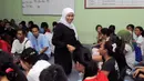 Menteri Sosial Khofifah Indar Parawansa menemui TKI bermasalah di Rumah Perlindungan Trauma Center (RPTC), Jakarta, Jumat (26/12/14). Tampak, Mensos Khofifah Indar Parawansa menyalami para TKI yang ditampung di RPTC. (Liputan6.com/Herman Zakharia)