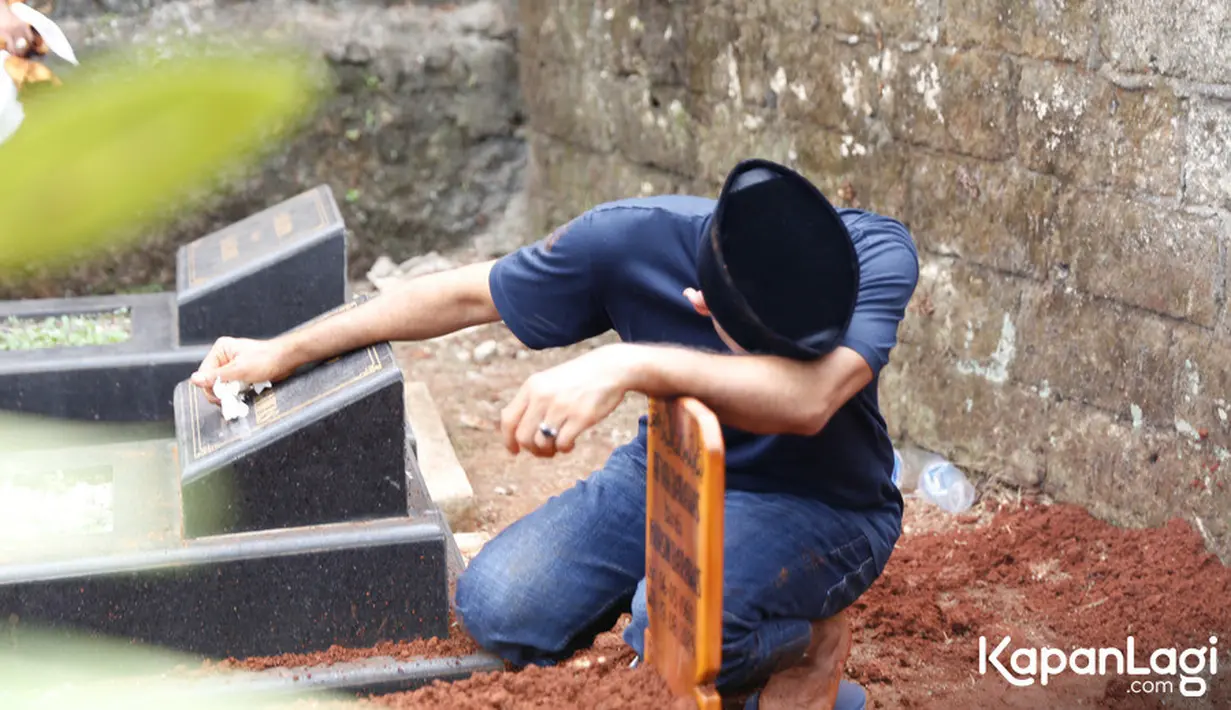 Ramzi mengaku sangat terpukul dengan kepergian sang ibu. Ramzi juga sempat menguatkan sang ibu, bahwa ia mengaku sudah siap apabila ibunya tiada. [Foto: Budy Santoso/KapanLagi.com]