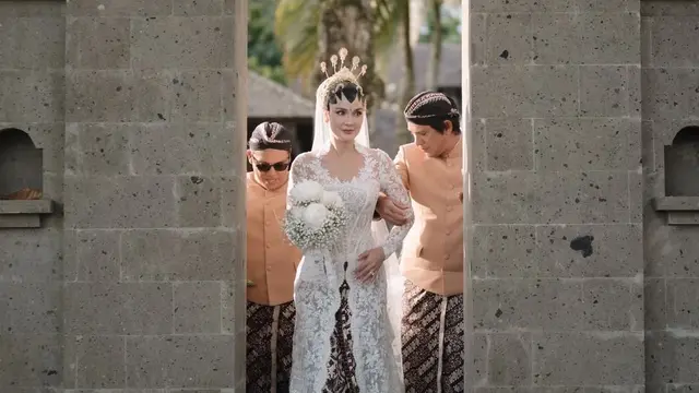 9 Model Kebaya yang Dikenakan Luna Maya