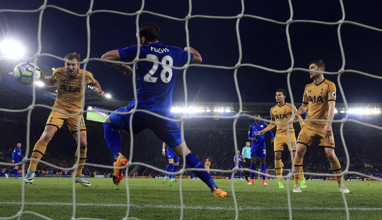 Striker Tottenham Hotspur, Harry Kane, mencetak gol ke gawang Leicester City di Stadion King Power, Kamis, (18/05/2017). Harry Kane menjadi top skorer Premier League setelah mencetak 29 gol. (AP/Nick Potts)