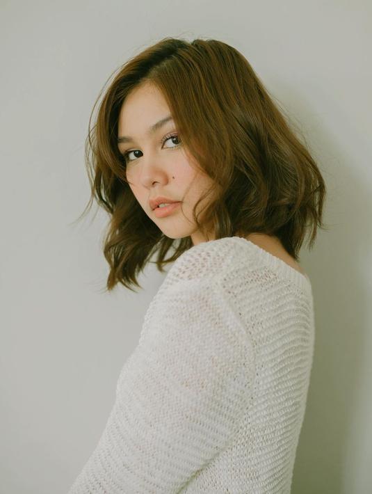 Sweater polos berwarna putih yang digunakan oleh Vanesha ini juga bisa dijadikan inspirasi. Pasalnya, kamu bisa memadupadankan dengan kaus warna lain di bagian dalam. (Liputan6.com/IG/@vaneshaass)