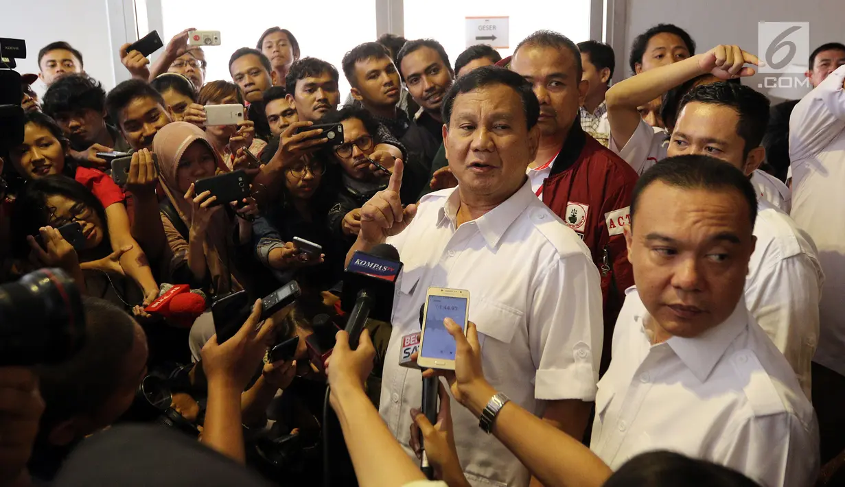 Ketum Gerindra Prabowo Subianto menjawab pertanyaan wartawan sebelum Rakernas Bidang Hukum dan Advokasi di Hotel Sultan, Jakarta, Kamis (5/4). Pertemuan tersebut rencananya membahas strategi pencalonan Prabowo pada Pilpres 2019. (Liputan6.com/Johan Tallo)