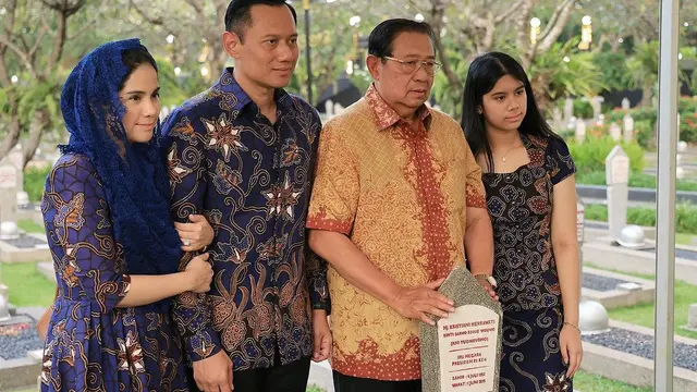 7 Momen Annisa Pohan dan Keluarga Ziarah ke Makam Ani Yudhoyono, Ungkap Kerinduan