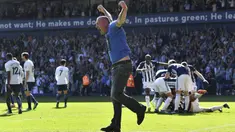 Para pemain West Bromwich Albion merayakan kemenangan atas Tottenham Hotspur pada laga Premier League di Stadion The Hawthorns, Sabtu (5/5/2018). West Bromwich Albion menang 1-0 atas Tottenham Hotspur. (AP/Anthony Devlin)