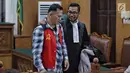 Aktor Tio Pakusadewo bersama kuasa hukumnya saat sidang lanjutan di PN Jakarta Selatan, Kamis (28/6). Dalam pledoinya, Tio mengaku kepada majelis hakim bahwa dirinya adalah pecandu selama 10 Tahun belakangan ini. (Liputan6.com/Faizal Fanani)