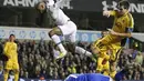 Kiper Sheriff Tiraspol Vjekoslav Tomic (bawah) melakukan penyelamatan dari serangan striker Tottenham Hotspur Jermain Defoe pada Liga Eropa Grup K pertandingan sepak bola antara Tottenham Hotspur vs Sheriff Tiraspol di White Hart Lane, London (07/11/13). 