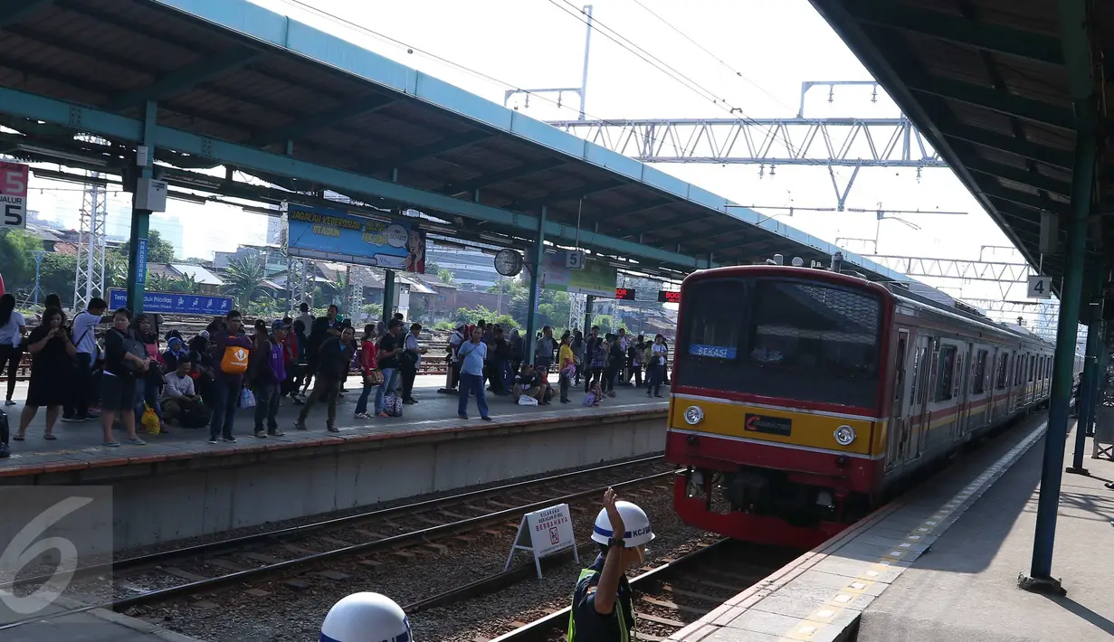 Penumpang tengah mengantri untuk menaiki Kereta Commuter Line di Manggarai, Jakarta, Rabu (9/8). Akibat pemberlakuan sistem pelat nomor ganjil-genap kendaraan yang dilakukan oleh pomprov DKI Jakarta, penumpang KRL meningkat. (Liputan6.com/Angga Yuniar)