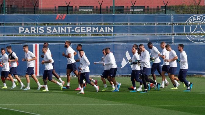 Pemain Paris Saint Germain Neymar (tengah) mengikuti sesi latihan bersama rekan-rekannya di Camp des Loges, Saint-Germain-en-Laye, Prancis, Selasa (17/9/2019). PSG akan menjamu Real Madrid pada matchday 1 Grup A Liga Champions. (GEOFFROY VAN DER HASSELT/AFP)