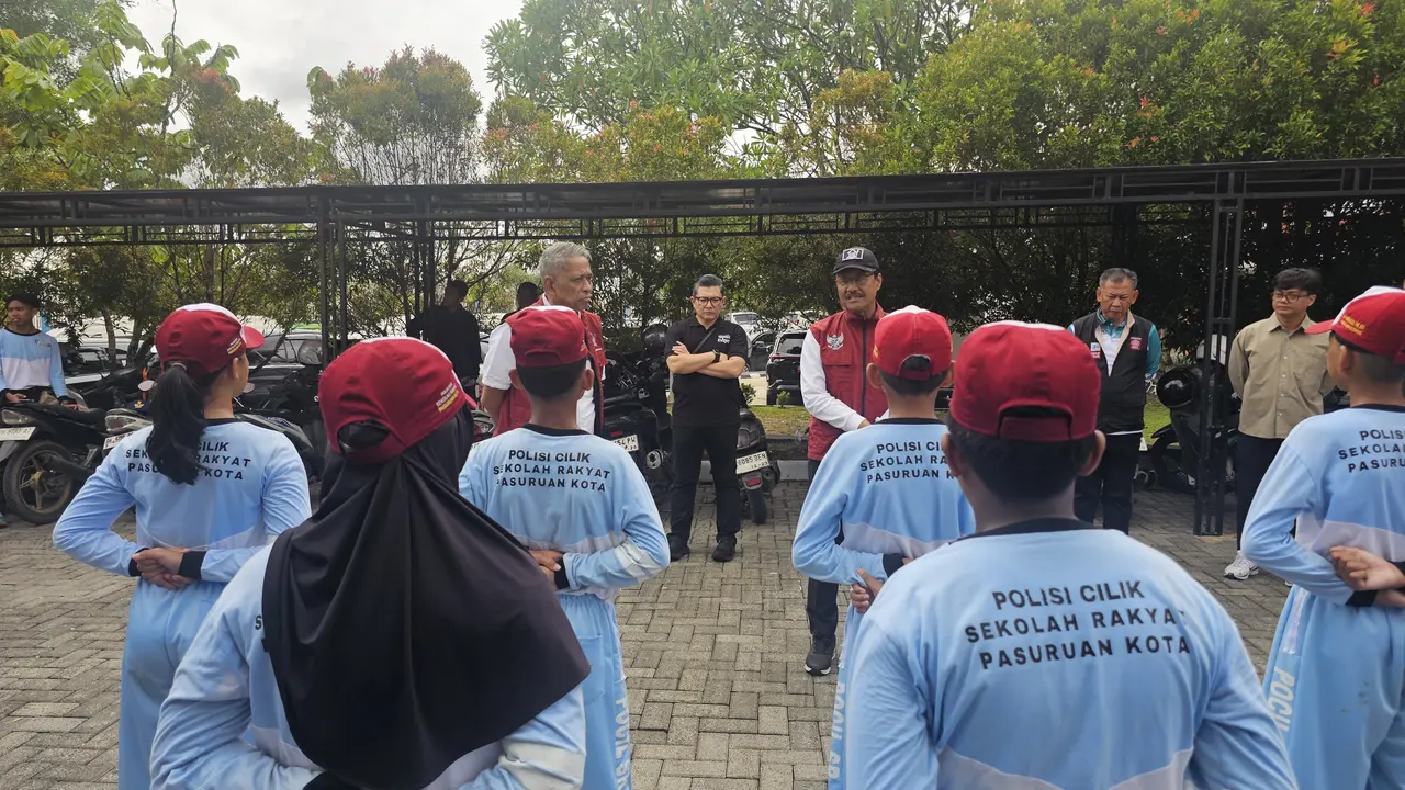 Menteri Sosial, Saifullah Yusuf saat melihat langsung siswa Sekolah Rakyat mengikuti pelatihan di